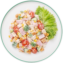 Салат из ветчины, куриного филе, кукурузы и помидоров черри, изображение