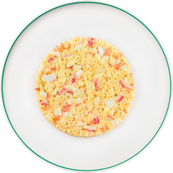 Салат из крабовых палочек, копченого сыра, картофеля и моркови, весовой, крупный план