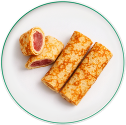 Блинчики с клубникой и кизилом, крупный план