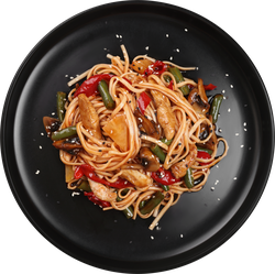 Индейка WOK в кисло-сладком соусе c яичной лапшой, весовая, крупный план
