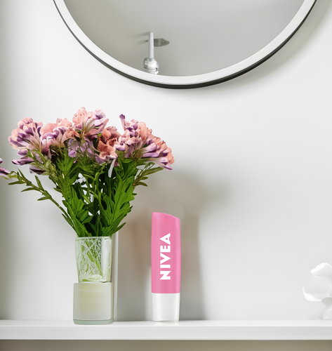 Бальзам для губ NIVEA Сияние жемчуга с экстрактом шелка, с маслом дерева ши и витаминами С и Е, 4,8г, крупный план