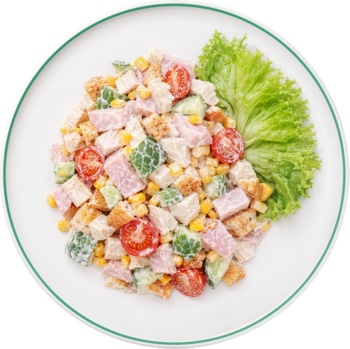 Салат из ветчины, куриного филе, кукурузы и помидоров черри, фотография