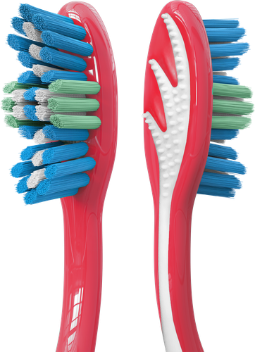 Зубная щетка COLGATE Тройное действие многофункциональная, средней жесткости, крупный план