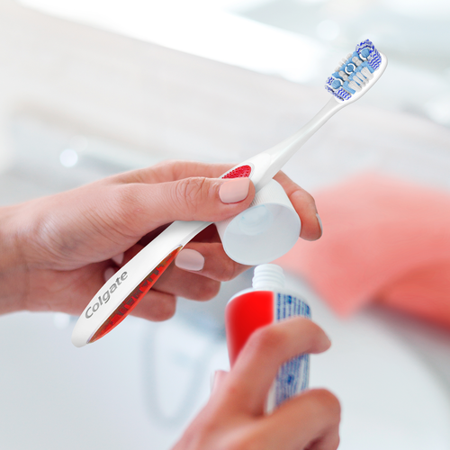 Зубная щетка COLGATE 360 Optic White отбеливающая, средней жесткости, изображение