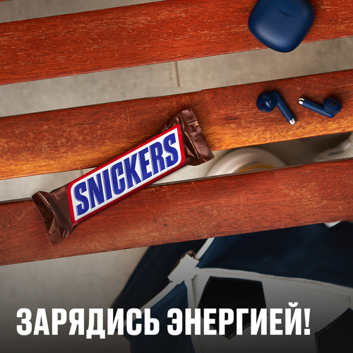 Батончик шоколадный SNICKERS с карамелью, арахисом и нугой, 50,5г, крупный план