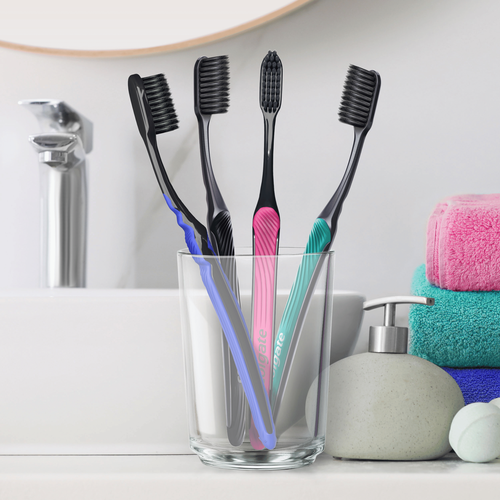 Зубная щетка COLGATE Шелковые нити с древесным углем для здоровья десен, черная, мягкая, фотография