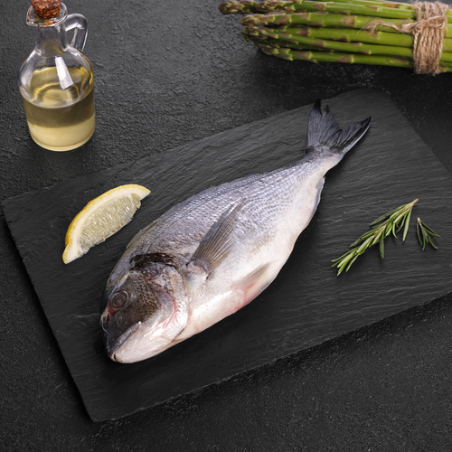 Дорадо непотрошеная с головой (из замороженного сырья) 300–600г ЛЕНТА FRESH, весовая, крупный план