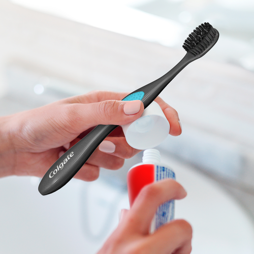 Зубная щетка COLGATE 360 Древесный уголь многофункциональная, черная, средней жесткости, изображение