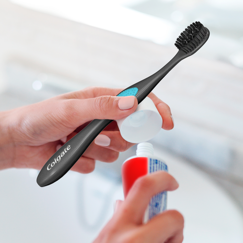 Зубная щетка COLGATE 360 Древесный уголь многофункциональная, черная, средней жесткости, крупный план