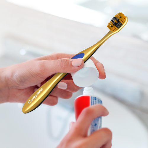 Зубная щетка COLGATE 360 Древесный уголь многофункциональная, антибактериальная, золотая, мягкая, фотография