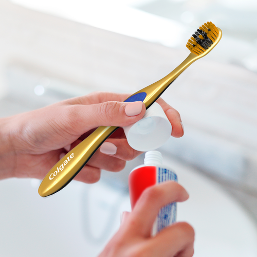 Зубная щетка COLGATE 360 Древесный уголь многофункциональная, антибактериальная, золотая, мягкая, детальное фото