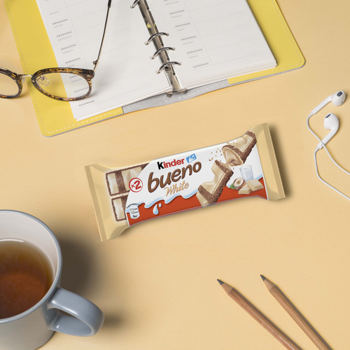 Вафли KINDER Bueno White в белом шоколаде, 39г, крупный план