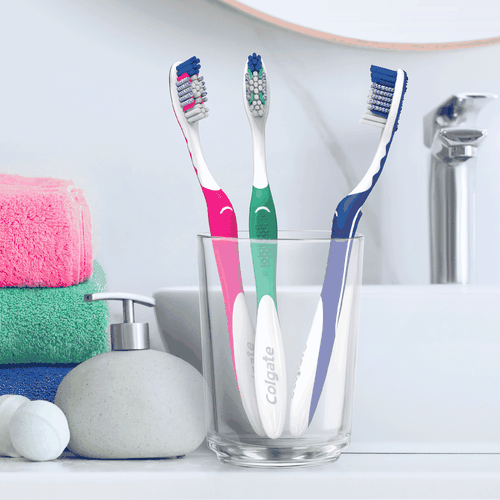 Зубная щетка COLGATE White Plus отбеливающая, жесткая, 1+1, 2шт, вид