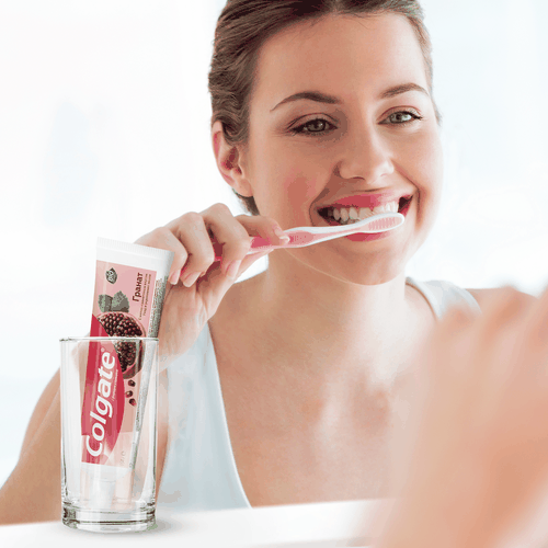 Зубная паста COLGATE Гранат с натуральными ингредиентами для укрепления эмали зубов и защиты от кариеса, 100мл, детальное фото
