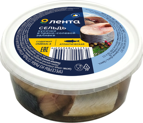 Сельдь ЛЕНТА кусочки пряного посола, крупный план