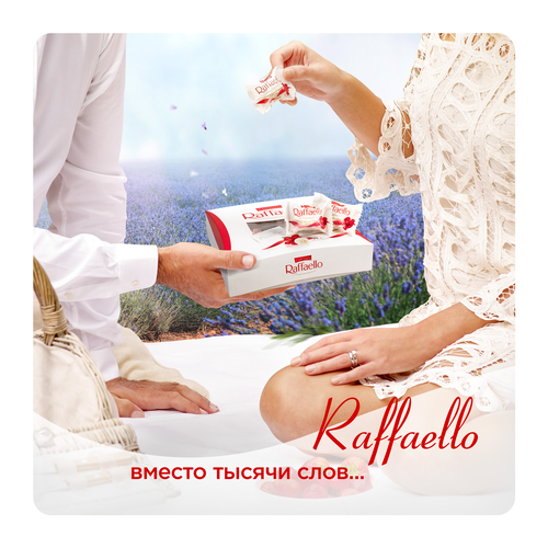 Конфеты RAFFAELLO с цельным миндальным орехом в кокосовой обсыпке, 240г, крупный план