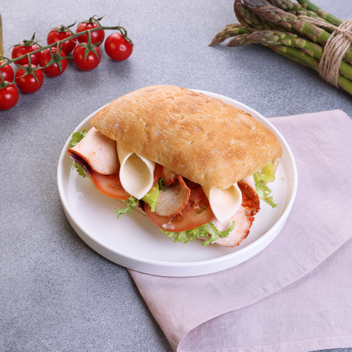 Брускетта с сочной курочкой и соусом, 250г, крупный план