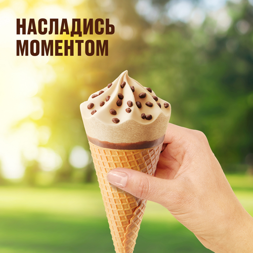 Мороженое SNICKERS Молочное арахисовое, с карамелью и арахисом в молочном шоколаде 5%, без змж, вафельный рожок, 69г, крупный план