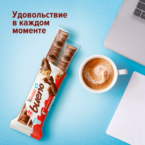 Вафли KINDER Bueno в молочном шоколаде, 43г, крупный план