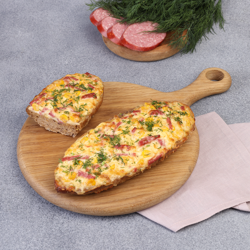 Горбушка с кукурузой и сервелатом, 150г, крупный план