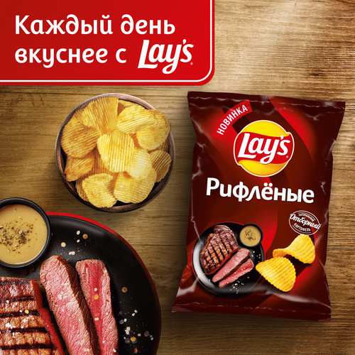 Чипсы картофельные LAY'S Рибай с перечным соусом, рифленые, 140г, крупный план