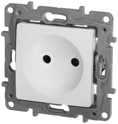 Розетка электрическая Legrand Etika 672234 белый, крупный план
