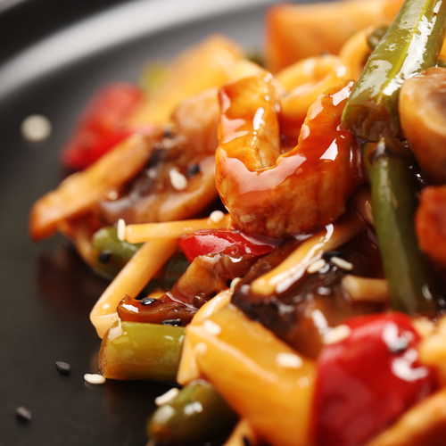 Вырезка свиная WOK в кисло-сладком соусе c яичной лапшой, весовая, крупный план